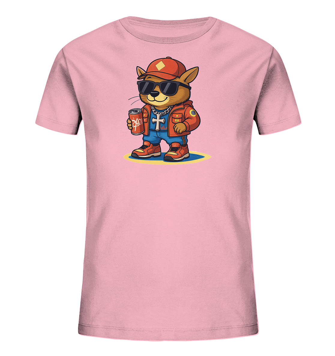 Onlineshop Shirts fuer Kinder - Das Bild zeigt ein hellrosa Kinder-T-Shirt mit einem markanten Motiv eines cartoonhaften Tieres in trendiger Aufmachung. Das Tier traegt eine rote Baseballkappe, Sonnenbrillen, eine orangefarbene Jacke und blaue Hosen. Es haelt eine rote Dose in der Hand und steht auf einer gelben Flaeche. Das Design wirkt modern und ansprechend.
