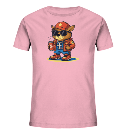 Onlineshop Shirts fuer Kinder - Das Bild zeigt ein hellrosa Kinder-T-Shirt mit einem markanten Motiv eines cartoonhaften Tieres in trendiger Aufmachung. Das Tier traegt eine rote Baseballkappe, Sonnenbrillen, eine orangefarbene Jacke und blaue Hosen. Es haelt eine rote Dose in der Hand und steht auf einer gelben Flaeche. Das Design wirkt modern und ansprechend.
