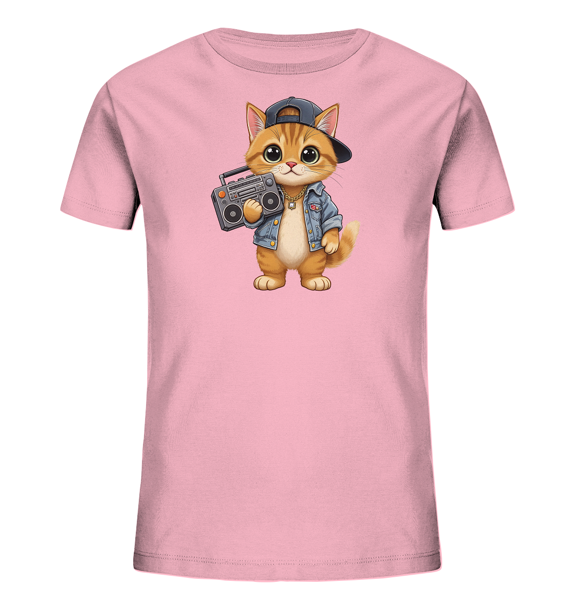 Onlineshop Shirts fuer Kinder - Das Bild zeigt ein rosafarbenes Kinder-T-Shirt mit einem niedlichen Comic-Kater als Motiv. Der Kater traegt eine Jeansjacke, eine Goldkette und eine umgedrehte Kappe. In seinen Pfoten haelt er einen Retro-Kassettenrekorder. Das Design wirkt verspielt und modern.