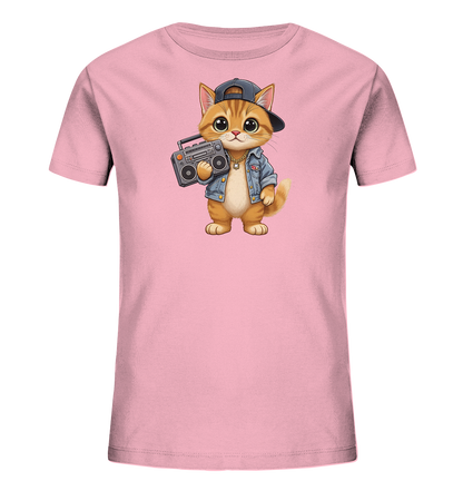 Onlineshop Shirts fuer Kinder - Das Bild zeigt ein rosafarbenes Kinder-T-Shirt mit einem niedlichen Comic-Kater als Motiv. Der Kater traegt eine Jeansjacke, eine Goldkette und eine umgedrehte Kappe. In seinen Pfoten haelt er einen Retro-Kassettenrekorder. Das Design wirkt verspielt und modern.