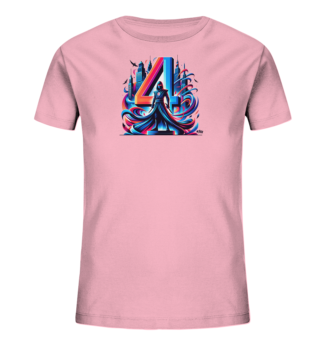 Onlineshop Shirts fuer Kinder - Das hellrosa T-Shirt zeigt ein dynamisches Motiv mit einer grossen, bunten Zahl 4. Davor steht eine geheimnisvolle Figur in einem dunklen Gewand, umgeben von leuchtenden, wirbelnden Elementen. Im Hintergrund ist eine stilvolle Stadtsilhouette zu sehen. Das Design nutzt kraeftige Farbverlaeufe und eine markante Komposition.