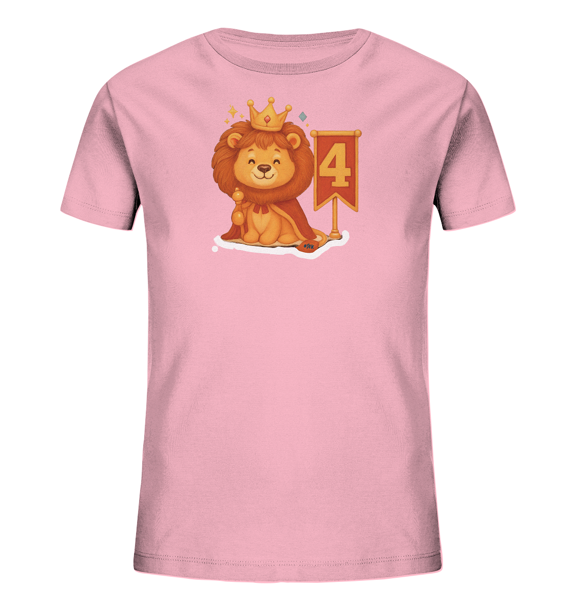 Onlineshop Shirts fuer Kinder - Das Bild zeigt ein hellrosa Kinder-T-Shirt mit einer niedlichen Illustration eines Loewen. Der junge Loewe traegt eine Krone und einen Umhang und haelt einen kleinen Stab. Neben ihm steht eine Fahne mit der goldenen Zahl '4'. Funkelnde Details umgeben den froehlichen Loewen, was dem Motiv einen koeniglichen und festlichen Touch verleiht.