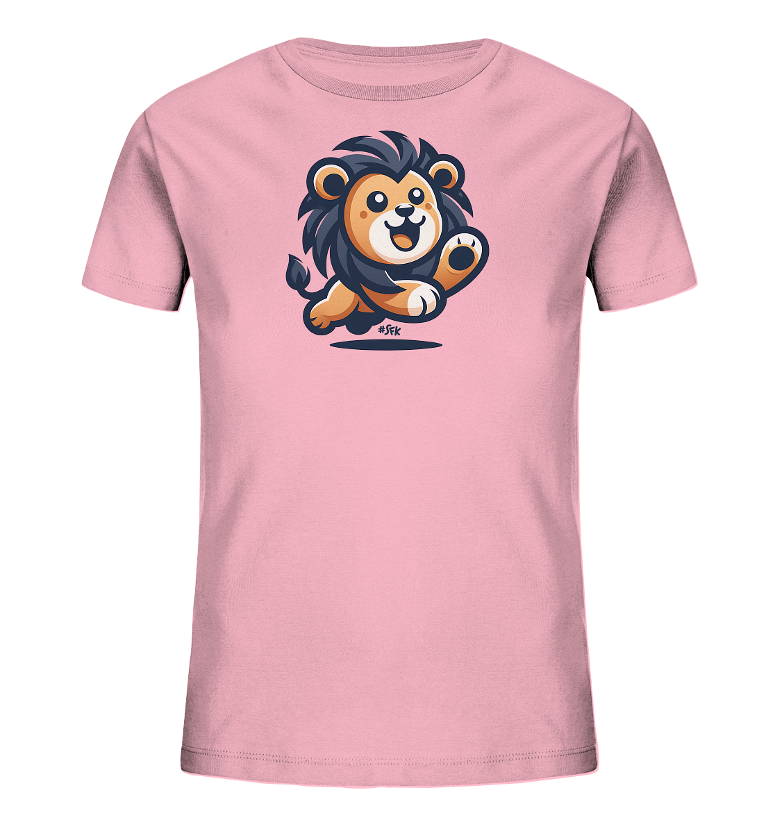 Onlineshop Shirts fuer Kinder - Abgebildet ist ein hellrosa Kindershirt mit einem verspielten Druck auf der Vorderseite. Das Motiv zeigt einen cartoonhaften Loewen, der gerade springt oder rennt. Der Loewe ist mit einem froehlichen Gesichtsausdruck und einer dunklen Maehne dargestellt. Das Design ist lebendig und farbenfroh gestaltet.