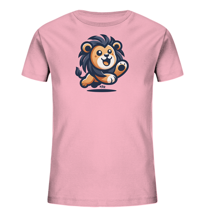 Onlineshop Shirts fuer Kinder - Abgebildet ist ein hellrosa Kindershirt mit einem verspielten Druck auf der Vorderseite. Das Motiv zeigt einen cartoonhaften Loewen, der gerade springt oder rennt. Der Loewe ist mit einem froehlichen Gesichtsausdruck und einer dunklen Maehne dargestellt. Das Design ist lebendig und farbenfroh gestaltet.
