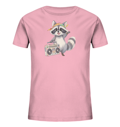 Onlineshop Shirts fuer Kinder - Das Bild zeigt ein rosafarbenes Kinder-T-Shirt mit einem lebhaften Motiv eines Waschbaeren. Der Waschbaer traegt ein buntes Stirnband und haelt einen klassischen Boombox. Mit einem Bein angehoben wirkt er dynamisch und froehlich. Das Design ist detailliert und ansprechend fuer Kinder.