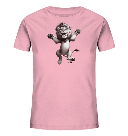 Onlineshop Shirts fuer Kinder - Das Bild zeigt ein rosa Kinder-T-Shirt mit einem lustigen Motiv auf der Vorderseite. Es ist die Illustration eines jungen Loewen, der gerade in die Luft springt. Der Loewe hat ein breites Laecheln und streckt seine Pfoten aus, was ihm einen froehlichen und verspielten Ausdruck verleiht. Die detailreiche Schwarz-Weiss-Grafik hebt sich gut vom Shirt-Farbton ab.