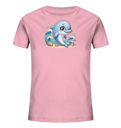 Onlineshop Shirts fuer Kinder - Das Bild zeigt ein rosa Kinder-T-Shirt mit einem niedlichen Cartoon-Delfin-Motiv auf der Vorderseite. Der hellblaue Delfin sitzt auf sandigem Grund mit Muscheln und ist von stilisierten Wellen umgeben. Er hat grosse, freundliche Augen und ein Laecheln. Das Design wirkt verspielt und froehlich, ideal fuer Kinder.