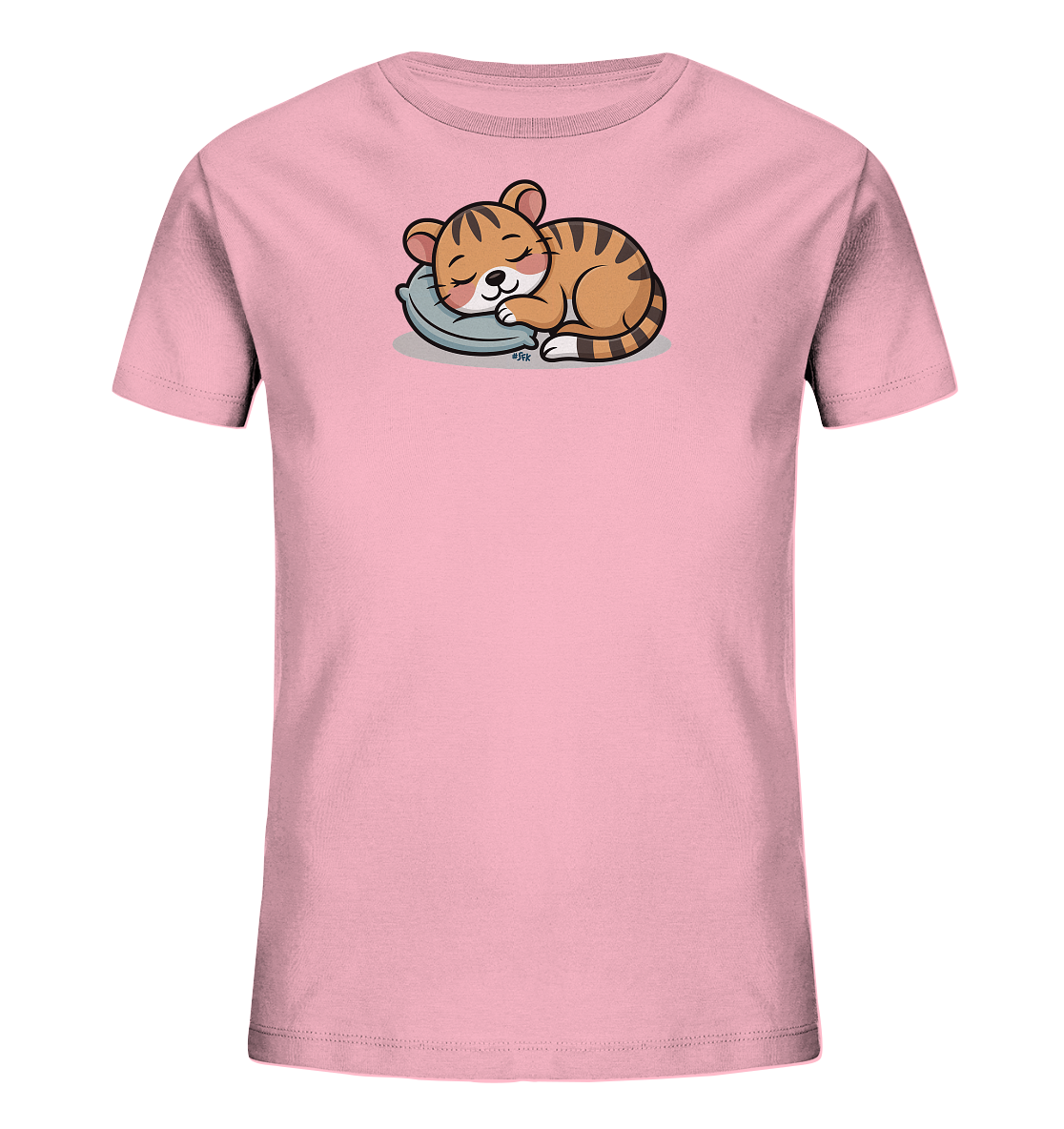 Onlineshop Shirts fuer Kinder - Das Bild zeigt ein rosafarbenes T-Shirt fuer Kinder. Auf der Vorderseite befindet sich eine Illustration eines schlafenden Tigerjungen. Das Jungtier liegt entspannt auf einem grauen Kissen mit geschlossenen Augen. Das Motiv wirkt sanft und kindgerecht.