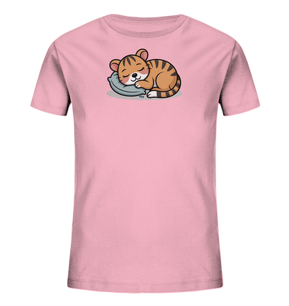 Onlineshop Shirts fuer Kinder - Das Bild zeigt ein rosafarbenes T-Shirt fuer Kinder. Auf der Vorderseite befindet sich eine Illustration eines schlafenden Tigerjungen. Das Jungtier liegt entspannt auf einem grauen Kissen mit geschlossenen Augen. Das Motiv wirkt sanft und kindgerecht.