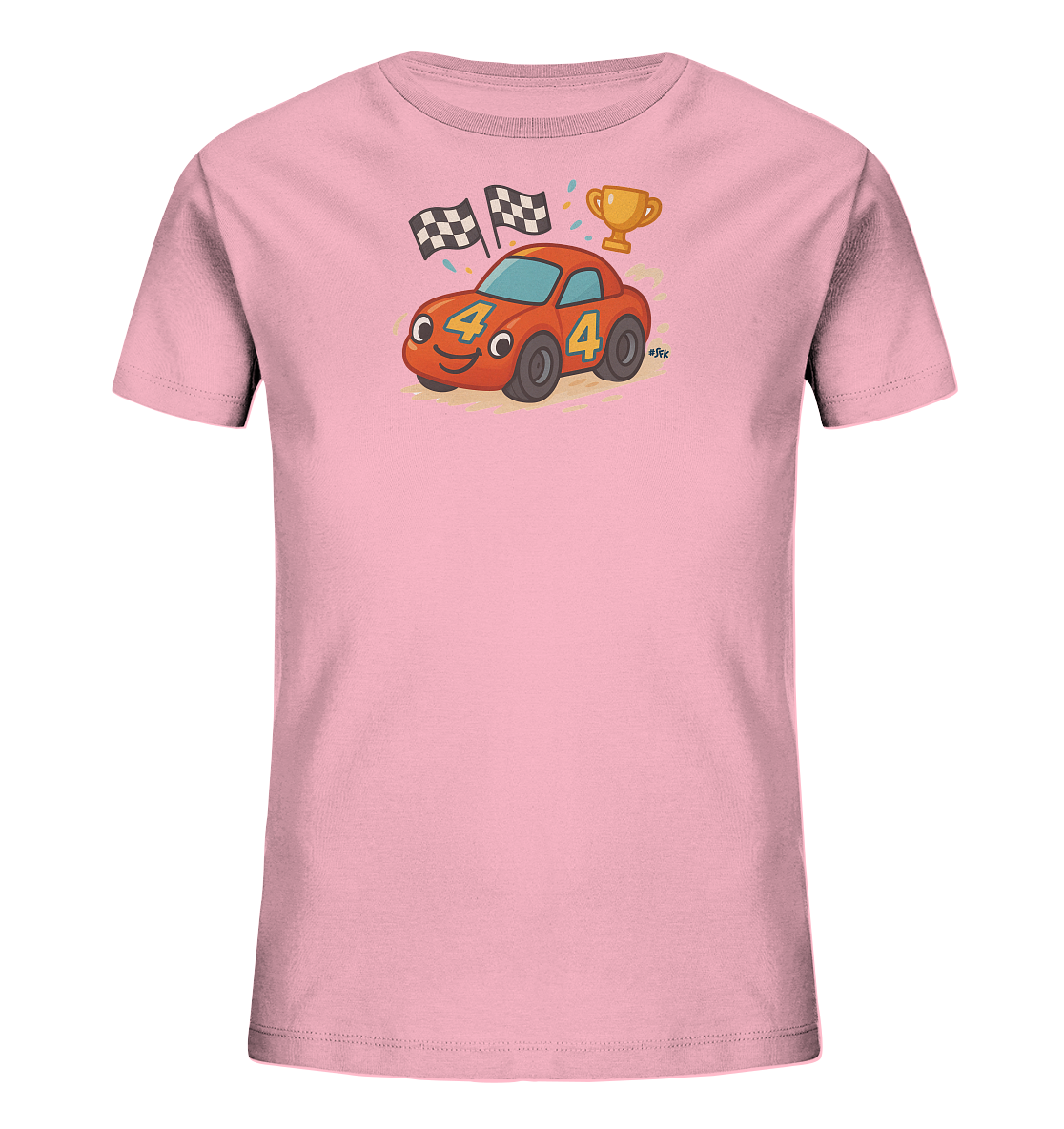 Onlineshop Shirts fuer Kinder - Das Bild zeigt ein hellrosa T-Shirt fuer Kinder mit einer farbenfrohen Illustration auf der Vorderseite. Darauf ist ein rotes Cartoon-Rennauto mit einem laechelnden Gesicht und der Nummer 4 abgebildet. Im Hintergrund sind Zielflaggen, ein goldener Pokal und buntes Konfetti zu sehen. Das Design ist verspielt und feiert das Thema Rennsport oder Geburtstag.