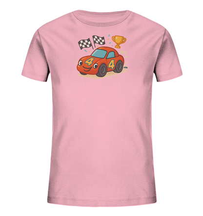 Onlineshop Shirts fuer Kinder - Das Bild zeigt ein hellrosa T-Shirt fuer Kinder mit einer farbenfrohen Illustration auf der Vorderseite. Darauf ist ein rotes Cartoon-Rennauto mit einem laechelnden Gesicht und der Nummer 4 abgebildet. Im Hintergrund sind Zielflaggen, ein goldener Pokal und buntes Konfetti zu sehen. Das Design ist verspielt und feiert das Thema Rennsport oder Geburtstag.