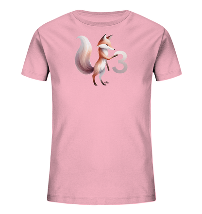 Onlineshop Shirts fuer Kinder - Das Bild zeigt ein hellrosa Kinder-T-Shirt mit einem niedlichen Fuchsmotiv auf der Vorderseite. Der stilisierte Fuchs steht auf seinen Hinterbeinen und beruehrt die grosse, helle Zahl Drei. Der Fuchs hat orange-braunes Fell und einen buschigen Schwanz. Dieses Design wirkt verspielt und ansprechend.