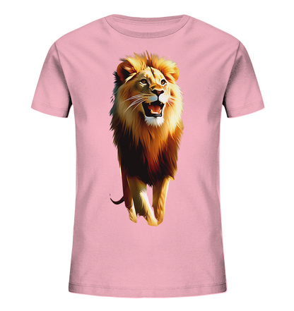 Onlineshop Shirts fuer Kinder - Ein hellrosafarbenes Kinder-T-Shirt mit einer beeindruckenden Illustration eines Loewen auf der Vorderseite. Der Loewe wird von vorne dargestellt, schreitet vorwaerts und scheint zu bruellen. Seine Maehne ist detailreich und in warmen Farben gehalten.