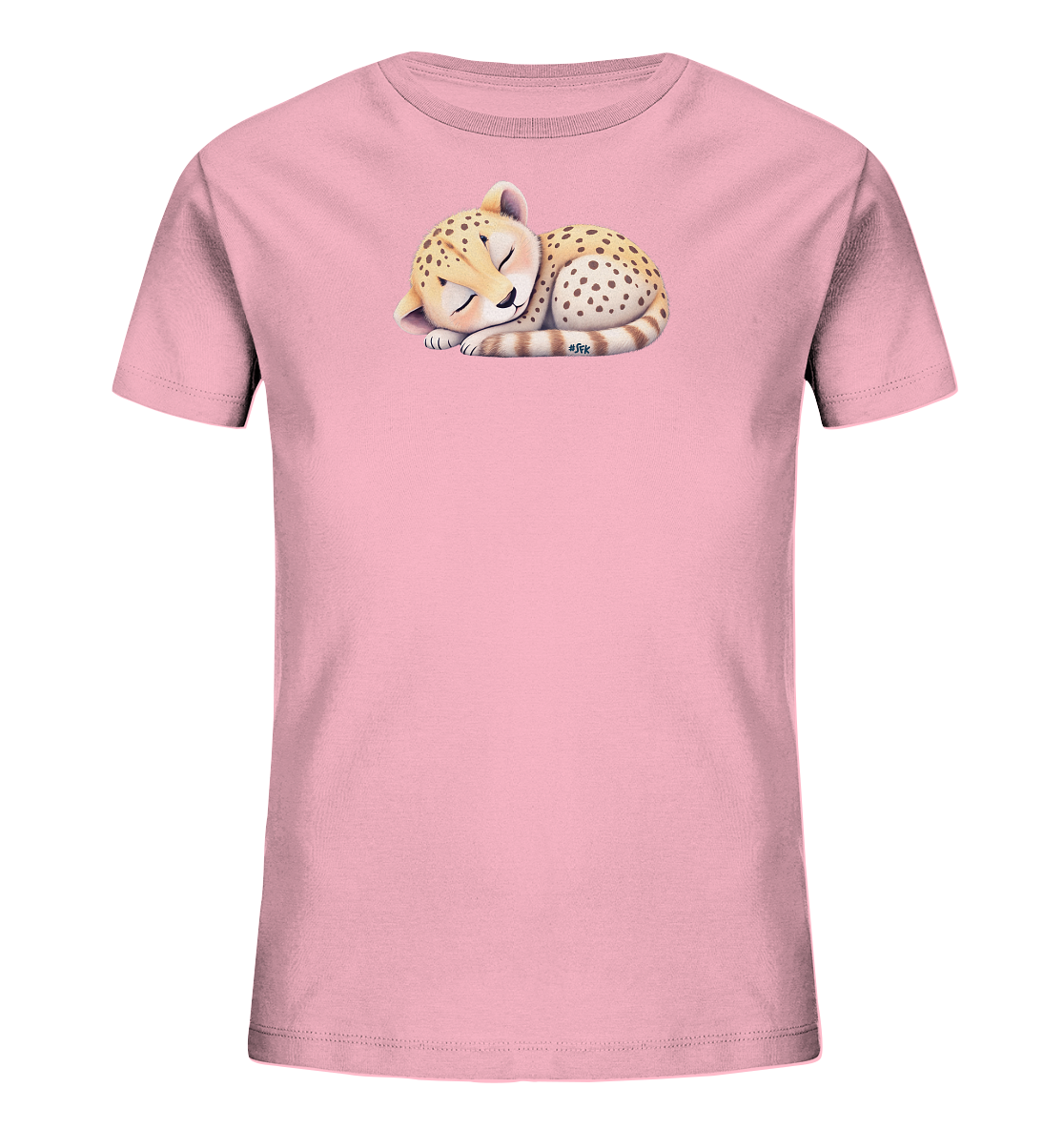 Onlineshop Shirts fuer Kinder - Das Bild zeigt ein rosafarbenes Kinder-T-Shirt mit einem niedlichen Tiermotiv auf der Vorderseite. Abgebildet ist ein friedlich schlafendes Gepardenjunges, das sich zusammengerollt hat. Das detailreiche Design mit den charakteristischen Flecken und dem gestreiften Schwanz wirkt sehr sanft. Dieses T-Shirt vermittelt eine ruhige und liebevolle Ausstrahlung.