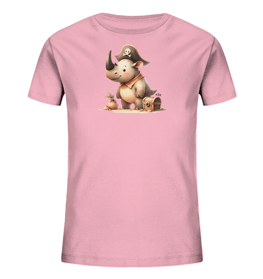 Onlineshop Shirts fuer Kinder - Dieses rosa Kinder-T-Shirt zeigt eine niedliche Illustration eines Baby-Nashorns im Piratenkostuem. Das Nashorn traegt einen Piratenhut mit Totenkopfsymbol und ein Halstuch. Neben ihm auf sandigem Untergrund stehen ein kleiner Sack mit Pflanze und eine Holztruhe. Das detailreiche Design verleiht dem Shirt einen verspielten Abenteuer-Look.