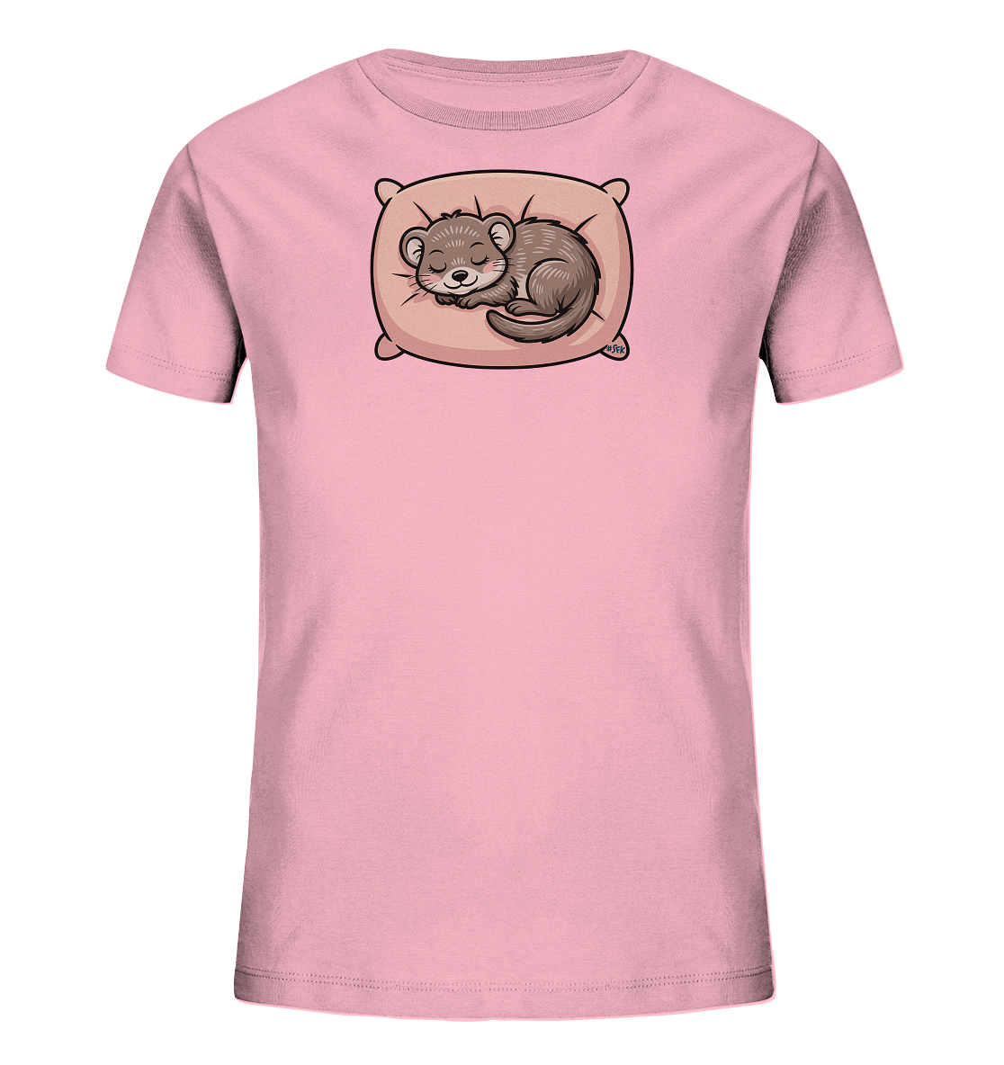 Onlineshop Shirts fuer Kinder - Das Bild zeigt ein rosafarbenes Kinder-T-Shirt. Auf der Vorderseite ist eine Illustration eines schlafenden Otters abgebildet. Der Otter liegt friedlich auf einem hellbraunen Kissen und ist zusammengerollt. Das Design wirkt sehr niedlich und beruhigend.