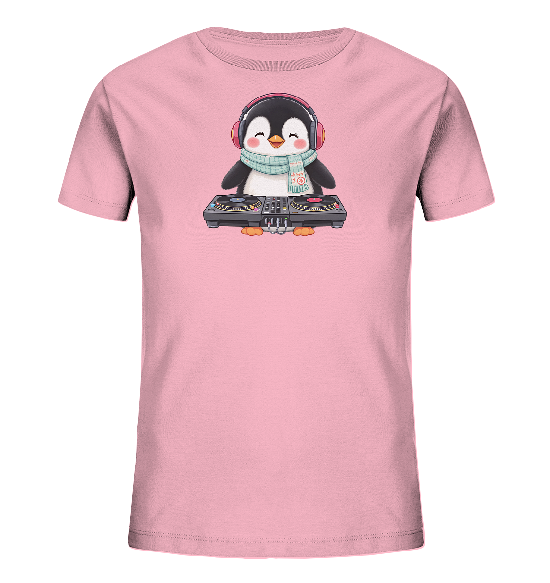 Onlineshop Shirts fuer Kinder - Das Bild zeigt ein rosafarbenes Kinder-T-Shirt mit einem niedlichen Pinguin-Motiv auf der Vorderseite. Der Pinguin traegt rote Kopfhoerer und einen hellblauen Schal, waehrend er an einem DJ-Mischpult steht. Das Design verleiht dem Shirt einen verspielten und musikalischen Charakter.