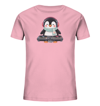 Onlineshop Shirts fuer Kinder - Das Bild zeigt ein rosafarbenes Kinder-T-Shirt mit einem niedlichen Pinguin-Motiv auf der Vorderseite. Der Pinguin traegt rote Kopfhoerer und einen hellblauen Schal, waehrend er an einem DJ-Mischpult steht. Das Design verleiht dem Shirt einen verspielten und musikalischen Charakter.