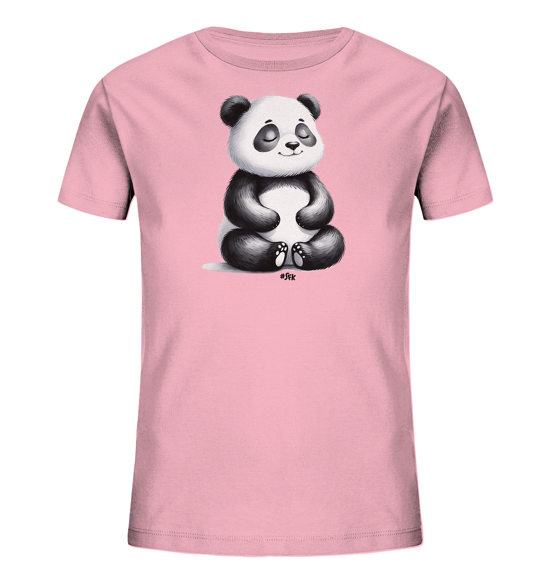 Onlineshop Shirts fuer Kinder - Das Bild zeigt ein rosafarbenes Kinder-T-Shirt. Auf der Vorderseite ist ein suesser Panda abgebildet, der in meditativer Position sitzt. Der Panda hat geschlossene Augen und ein sanftes Laecheln. Es ist ein ruhiges und niedliches Design.