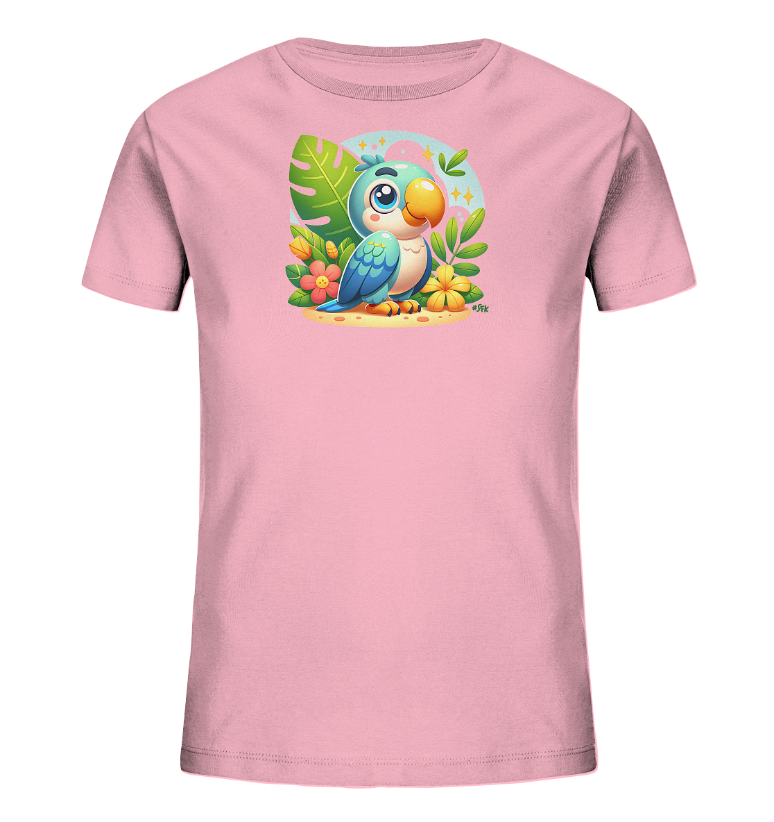 Onlineshop Shirts fuer Kinder - Dieses pinke T-Shirt fuer Kinder zeigt ein farbenfrohes, cartoonhaftes Papageien-Motiv. Der niedliche blaue Papagei sitzt auf einem sandigen Untergrund, umgeben von grossen tropischen Blaettern und bunten Blumen. Im Hintergrund ist ein heller Himmel mit Wolken und Sternen dargestellt. Das Design wirkt froehlich und exotisch.