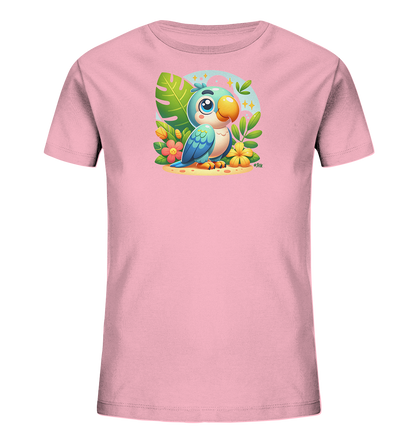 Onlineshop Shirts fuer Kinder - Dieses pinke T-Shirt fuer Kinder zeigt ein farbenfrohes, cartoonhaftes Papageien-Motiv. Der niedliche blaue Papagei sitzt auf einem sandigen Untergrund, umgeben von grossen tropischen Blaettern und bunten Blumen. Im Hintergrund ist ein heller Himmel mit Wolken und Sternen dargestellt. Das Design wirkt froehlich und exotisch.