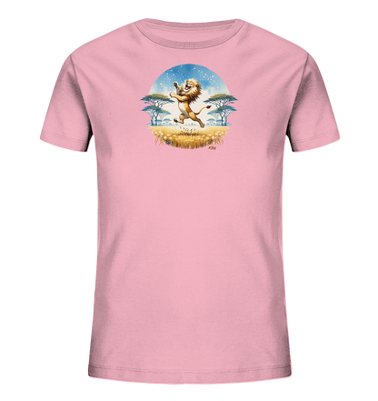 Onlineshop Shirts fuer Kinder - Das Bild zeigt ein rosafarbenes Kinder-T-Shirt mit einem runden Aufdruck. Der Aufdruck stellt einen springenden Loewen in einer afrikanischen Savannenlandschaft dar. Die Szene zeigt einen blauen Himmel, Baeume und gelbes Gras. Das Motiv wirkt froehlich und lebendig.