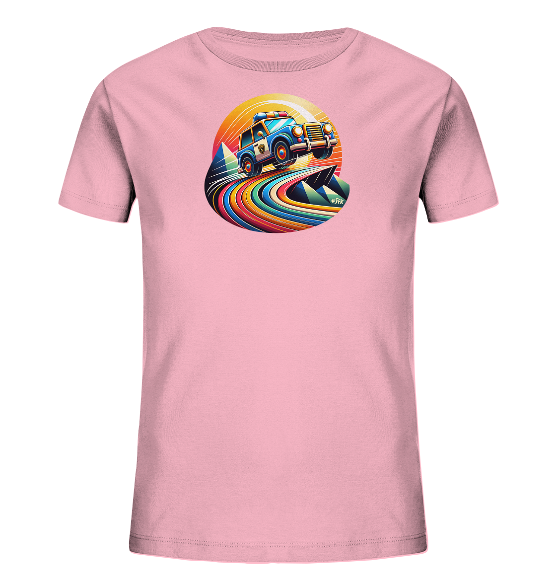 Onlineshop Shirts fuer Kinder - Das Bild zeigt ein hellrosa Kinder-T-Shirt mit einem auffaelligen Druck auf der Vorderseite. Der Druck stellt ein blaues Polizei Auto dar, das dynamisch ueber bunte, wellenfoermige Streifen springt. Im Hintergrund befindet sich ein grosser orange-gelber Kreis mit Strahlen, umrahmt von stilisierten Bergformen. Das farbenfrohe Design wirkt lebendig und actionreich.