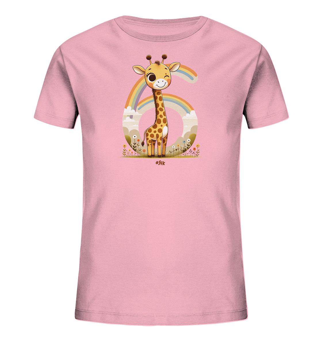Onlineshop Shirts fuer Kinder - Das Bild zeigt ein hellrosa Kinder-T-Shirt mit einem grossen, beigefarbenen "6". Davor steht eine niedliche Cartoon-Giraffe, die laechelt und zwinkert. Über der Giraffe und der Zahl spannt sich ein bunter Regenbogen. Das Motiv ist von Blumen und Wolken umgeben, was eine froehliche Szene schafft.