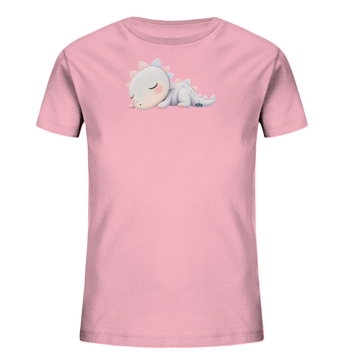 Onlineshop Shirts fuer Kinder - Das Bild zeigt ein hellrosa T-Shirt fuer Kinder. Auf der Vorderseite ist ein schlafendes Baby-Dinosaurier-Motiv zu sehen. Der kleine Dinosaurier ist hellgrau mit zarten, pastellfarbenen Stacheln auf dem Ruecken und wirkt sehr friedlich. Dieses niedliche Design verleiht dem Shirt einen sanften und verspielten Charakter.