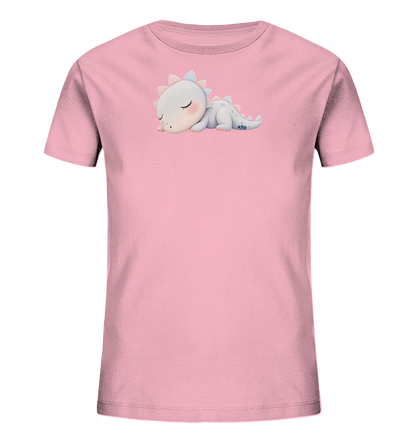 Onlineshop Shirts fuer Kinder - Das Bild zeigt ein hellrosa T-Shirt fuer Kinder. Auf der Vorderseite ist ein schlafendes Baby-Dinosaurier-Motiv zu sehen. Der kleine Dinosaurier ist hellgrau mit zarten, pastellfarbenen Stacheln auf dem Ruecken und wirkt sehr friedlich. Dieses niedliche Design verleiht dem Shirt einen sanften und verspielten Charakter.