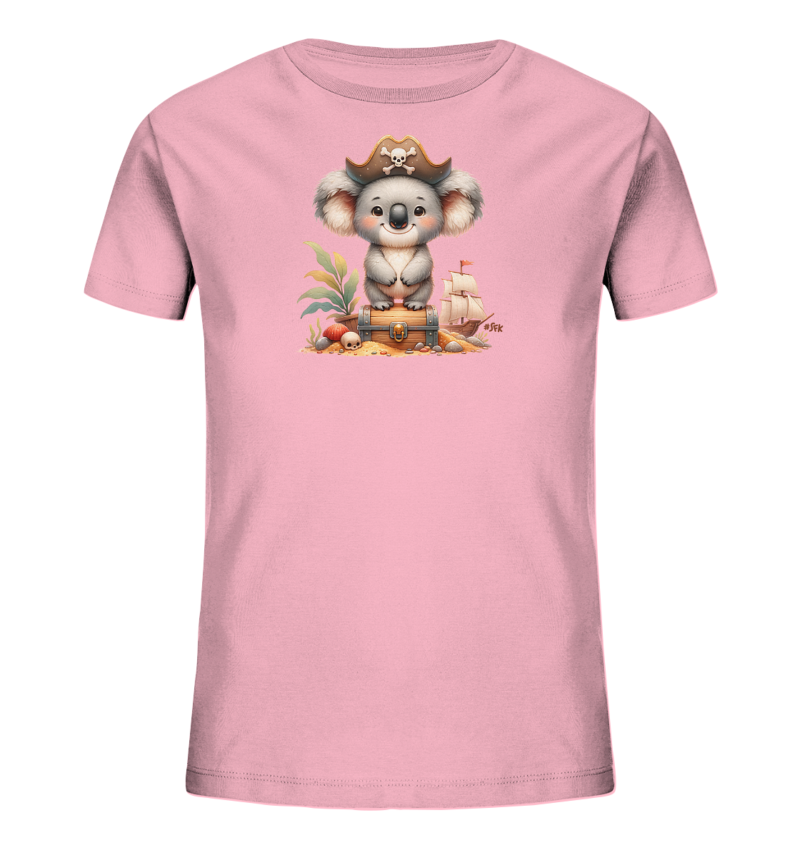 Onlineshop Shirts fuer Kinder - Das Bild zeigt ein rosa Kinder-T-Shirt mit einem suessen Koala, der eine Piratenmuetze traegt. Der Koala sitzt auf einer Schatztruhe inmitten einer Szene mit Strand, Pflanzen und einem Segelschiff im Hintergrund. Die Illustration ist farbenfroh und detailliert, perfekt fuer kleine Abenteurer. Es ist ein charmantes Design, das zum Spielen einlaedt.