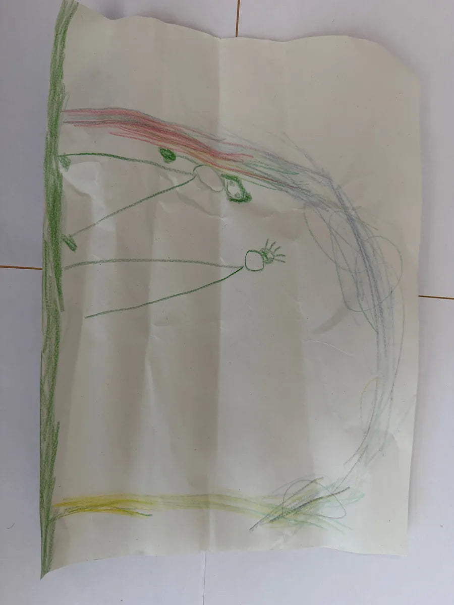 Seitlich fotografierte Kinderzeichnung